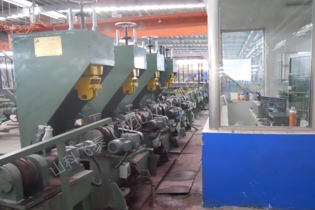 無(wú)縫鋼管螺旋前進(jìn)水浸探傷設(shè)備